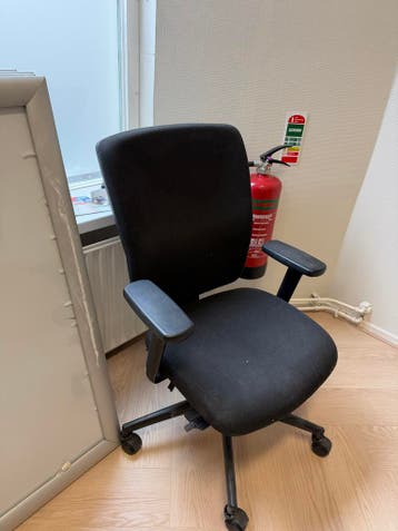 Zwarte bureaustoel met armleuningen