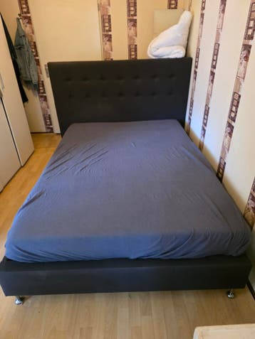 Diverse inboedel: bed, bijzettafel en meer