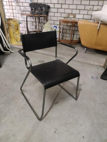 Zwarte stoel met metalen frame - gratis af te halen