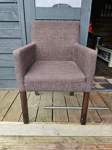 Comfortabele bruine stoel met armleuningen