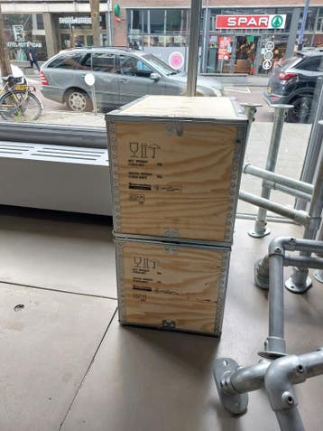 Twee stevige houten kisten met metalen frame