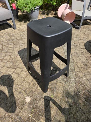2 barkrukken gratis af te halen