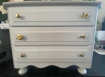 Witte ladekast met gouden knopjes gratis