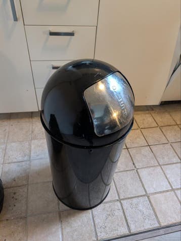 Zwarte prullenbak met push-deksel