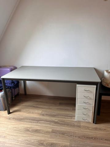 Bureau met lade gratis af te halen