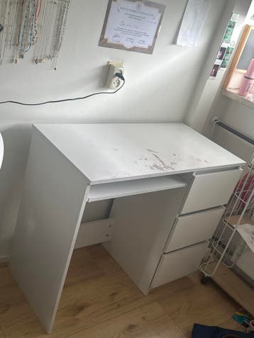 Wit bureau met lades en uitschuifbaar toetsenbordblad