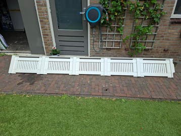 Witte houten radiator ombouw