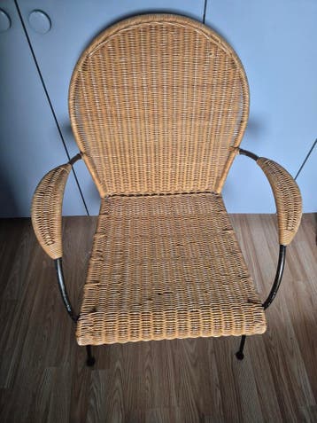 3 rieten stoelen in redelijk goede staat