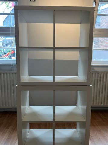 Twee witte IKEA kasten met 4 vakken