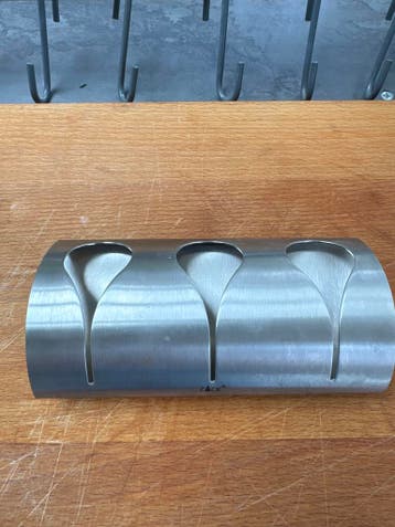 Houten snijplank met handdoekhaakjes en ophangsysteem