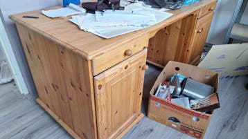 Gratis grenen bureau met opbergruimte