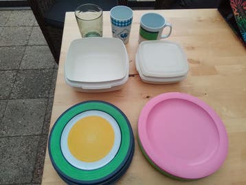 Diverse serviesonderdelen en opbergbakjes