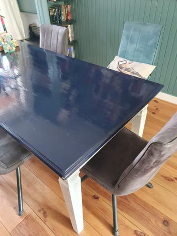 Stevige eettafel met donkerblauw blad en witte poten