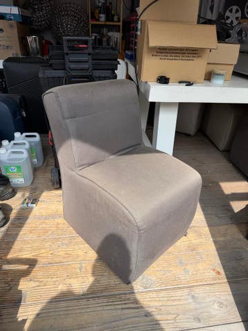 4 Stoelen op wielen en 2x 2-zits bankjes