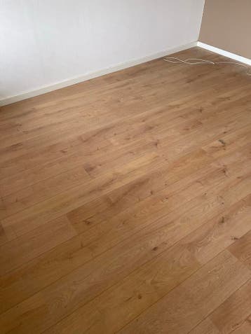 Licht laminaat vloer gratis af te halen (ca. 65 m²)