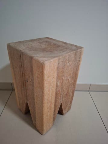 gereserveerd Houten krukje