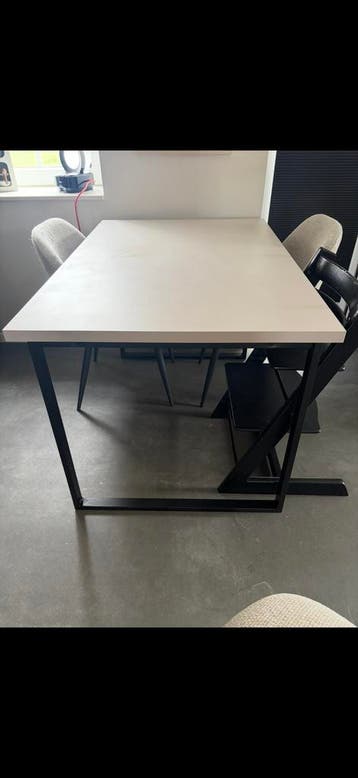 Gratis ophalen beige eettagel met zwarte poten 120x80
