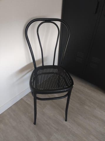 Zwarte metalen bistro stoel gratis.