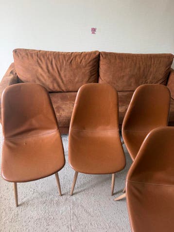 Set van 4 bruine stoelen met houten poten +bank