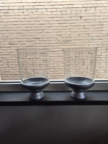 2 Glazen Stolpen met Zilverkleurige Voet