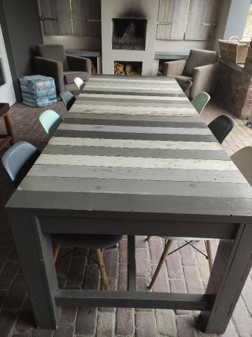 Tafel en stoelen