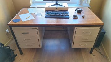 Mooi stevig stalen bureau met lades