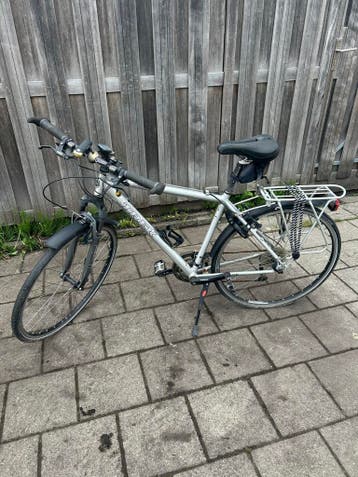 Trek fiets met versnellingen en bagagedrager