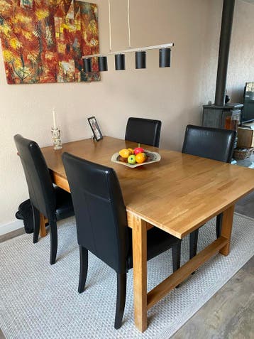 Zwarte lederen eetkamerstoelen met eikenhouten poten (IKEA)