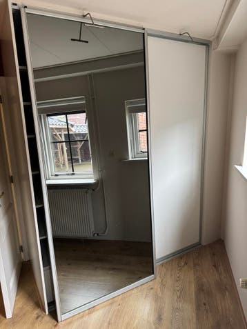 Inbouw kast met schuifdeuren en spiegel gratis af te halen