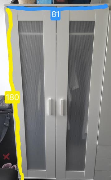 Gratis IKEA kast met deuren en hangruimte