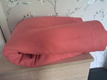 2 licht rode gordijnen met ringen