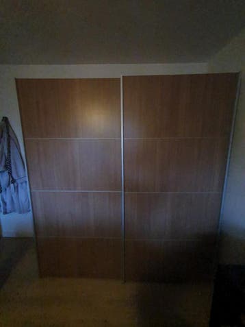 Ruime kledingkast met hang- en leggedeelte