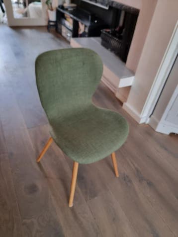 Groene stoel met houten poten