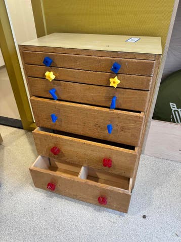 Oude ladekast met speelse knoppen - Gratis af te halen