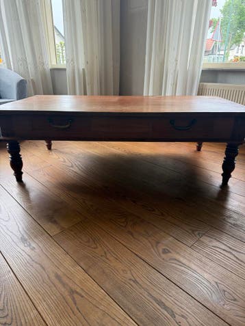 Robuuste houten salontafel met gedraaide poten