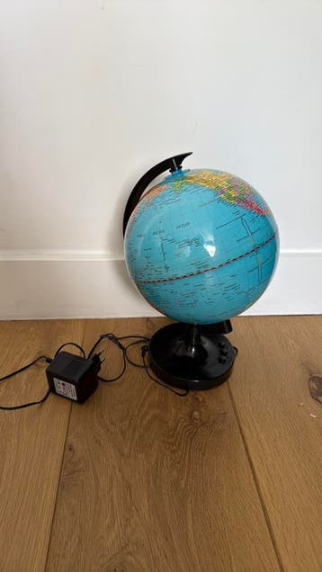 Wereldbol draaiend met licht gratis