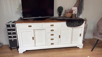 Gratis af te halen: Witte kast met houten blad