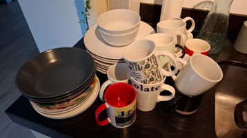 Gratis servies: mokken, borden, schaaltjes