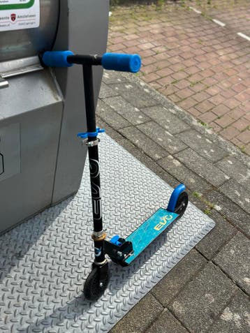 Stoere step voor jongens - Blauw/Zwart. Gratis!