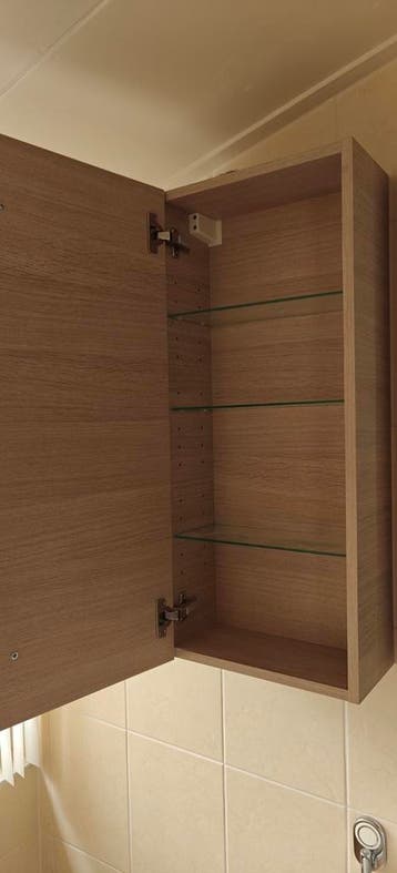 2 nette bovenkasten voor badkamer - zelf demonteren