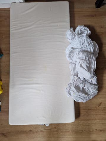 Matrasje voor ledikantje inclusief 6 hoeslakentjes