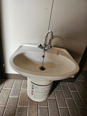 wastafel 56 cm met kraan