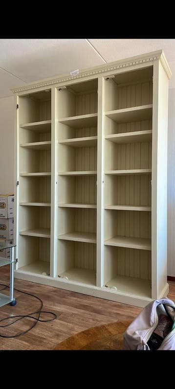 Mooie, stevige en klassieke boekenkast gratis af te halen
