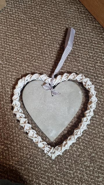 Decoratief hart met gevlochten wit riet