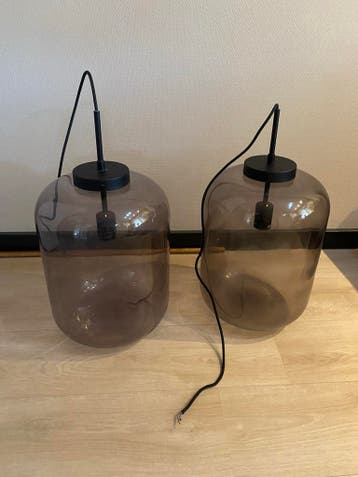 Set van 2 rookglas hanglampen met zwart armatuur