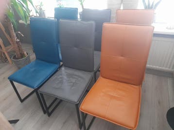 6 eetkamerstoelen met uiteraard gebruikerssporen