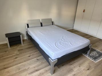 Tweepersoonsbed 1.40/2.00m met nachtkastje en matras