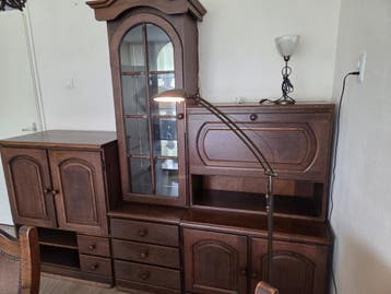 Mooie nette kast met vitrine - ZSM ophalen