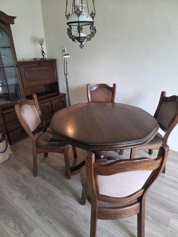 Gratis eettafel met stoelen - z.s.m. ophalen