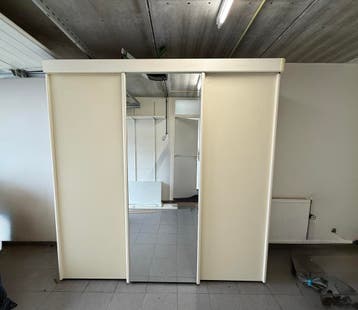 GRATIS  ruime kleding of voorraadkast met spiegel